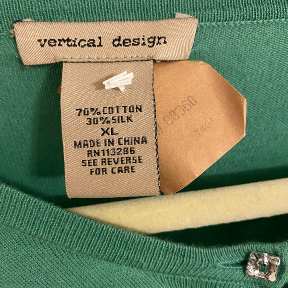 Vertical Design Sweater - Picture 4 of 6